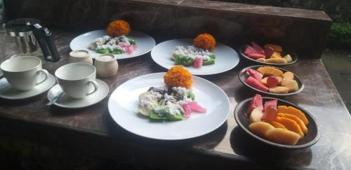 un grupo de platos de comida en una mesa en Villa Lumbung Ayu Sari & Spa, en Karangasem