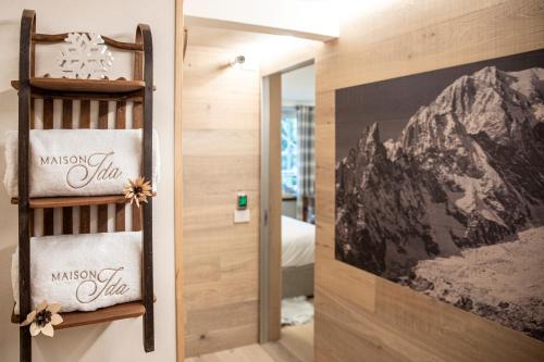 a room with a mirror and a sign that readsaming inn at MAISON IDA in Courmayeur