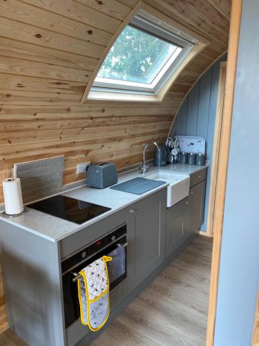 Kitchen o kitchenette sa Mowbray Cottages & Glamping