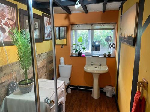 Baño pequeño con lavabo y aseo en Yarm cottages haystacks/hayloft, en Kirk Leavington