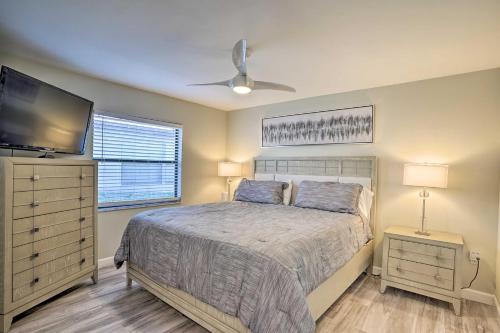 Llit o llits en una habitació de Sebring Condo with Pool Access about 1 Mile to Golf!