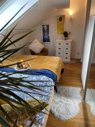 - une chambre avec un lit et un escalier dans l'établissement Ferienwohnung am Kieferbach, à Kiefersfelden