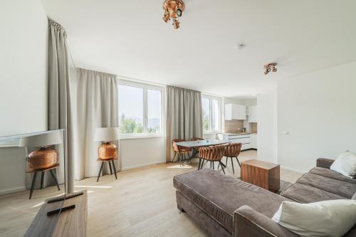 ein Wohnzimmer mit einem Sofa und einem Tisch in der Unterkunft Traunseeresidenzen in Gmunden