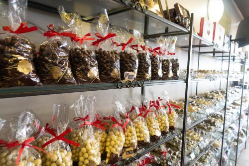 a bakery filled with lots of different types of food at Plaza São Rafael Hotel in Porto Alegre
