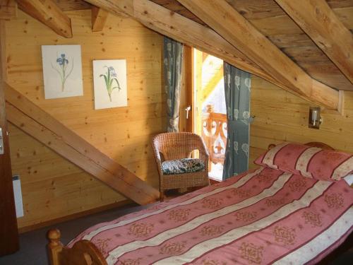 Katil atau katil-katil dalam bilik di Chalet Suisse Bed and Breakfast