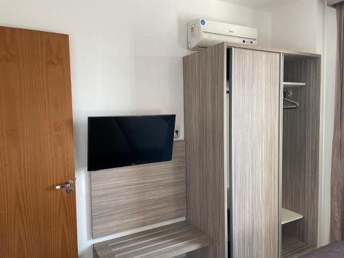 a room with a flat screen tv in a room at Apartamento Riviera park in Caldas Novas