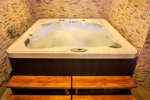a jacuzzi tub in a room at Kambarių nuoma Žasliuose in Žasliai