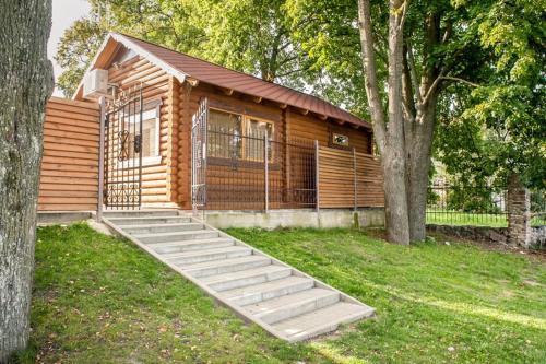 a log cabin with steps leading up to it at Kambarių nuoma Žasliuose in Žasliai