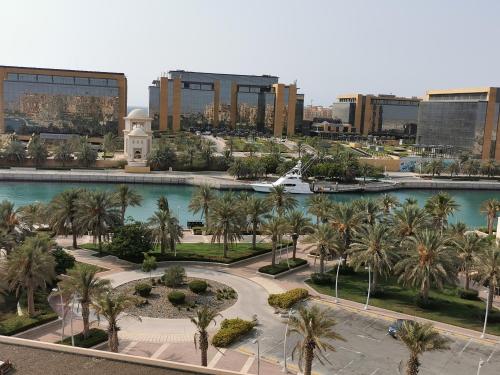 Blick auf eine Stadt mit Palmen und Gebäuden in der Unterkunft شقق فخامة المارينا Grandeur Marina Apartments in King Abdullah Economic City