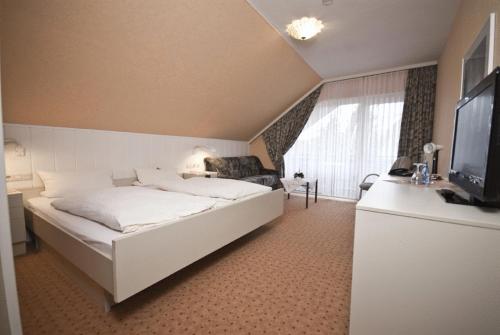 Säng eller sängar i ett rum på Alte - Post - Hotel