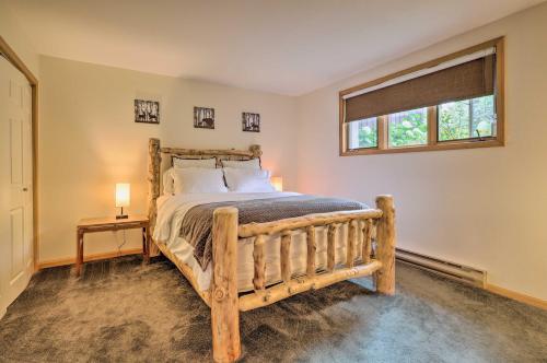 1 dormitorio con cama de madera y ventana en Lake Placid Condo with Patio - Walk to Beach! en Lake Placid