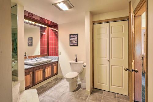 La salle de bains est pourvue de toilettes et d'un lavabo. dans l'établissement Lake Placid Condo with Patio - Walk to Beach!, à Lake Placid