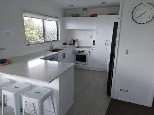 Dapur atau dapur kecil di Whitianga Sea Views