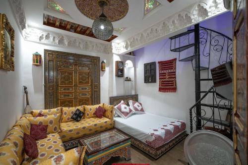 sala de estar con sofá y litera en Dar Dahab, en Fez