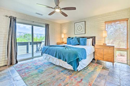 En eller flere senge i et værelse på Sedona Getaway with Patio and Panoramic Desert Views!