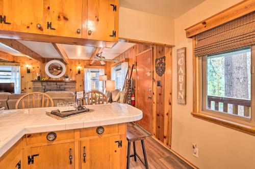 Η κουζίνα ή μικρή κουζίνα στο Wrightwood Cabin with Cozy Interior!