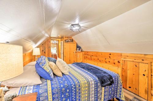 Ένα ή περισσότερα κρεβάτια σε δωμάτιο στο Wrightwood Cabin with Cozy Interior!
