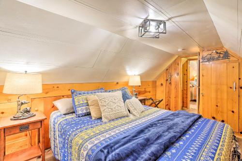 Ένα ή περισσότερα κρεβάτια σε δωμάτιο στο Wrightwood Cabin with Cozy Interior!