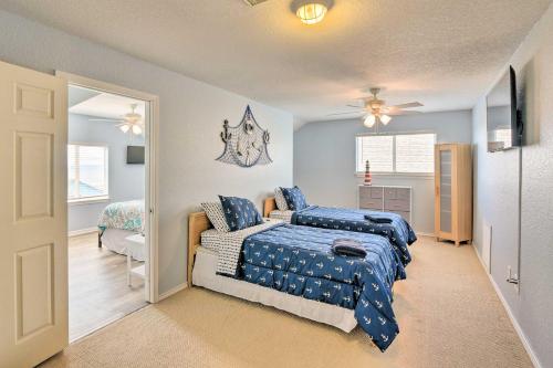 een slaapkamer met 2 bedden met blauwe lakens en een raam bij Bay City Home with Dock, Ocean Views and Access! in Sargent