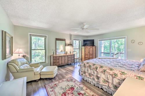 Voodi või voodid majutusasutuse Furnished Deck with Views Hot Springs Cottage toas