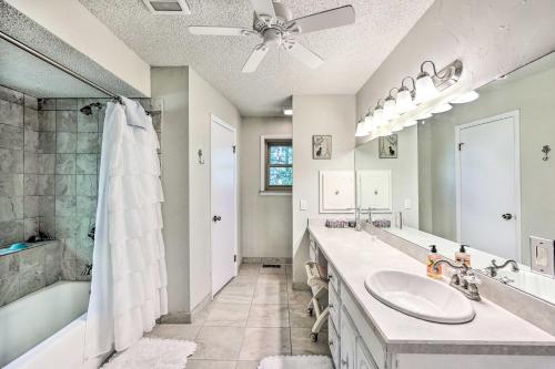 Vannituba majutusasutuses Furnished Deck with Views Hot Springs Cottage