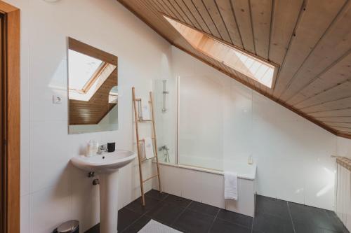 a bathroom with a sink and a mirror at Retiro da Serra in Penhas da Saúde