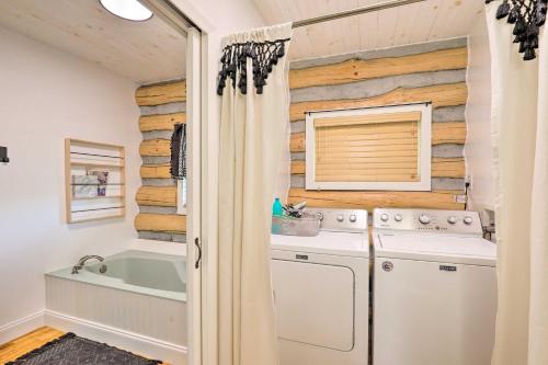 uma lavandaria com máquina de lavar e secar roupa em Marshall Mtn Retreat Lovely Vineyard Views! em Marshall