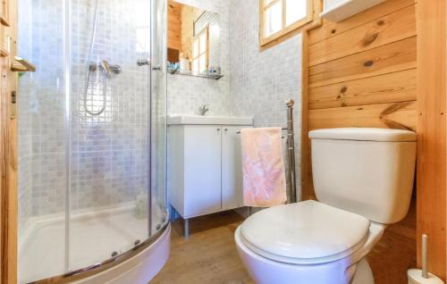 een badkamer met een toilet en een douche bij Cozy Home In El Rellano- Murcia With Kitchen in Las Casicas