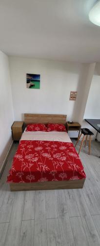 a bedroom with a red bed in a room at Self check-in Studio 22 Bulevardul Oltenia in Craiova