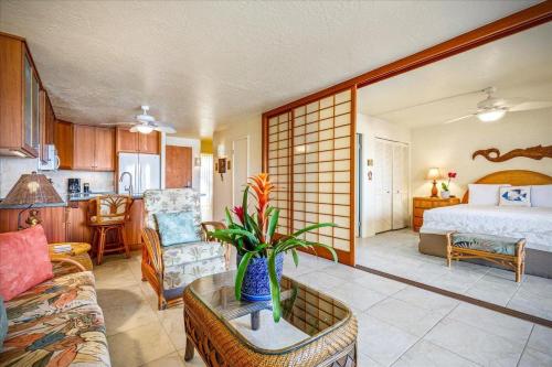 - un salon avec un lit et une chambre avec un canapé dans l'établissement Alii Villas 128, à Kailua-Kona