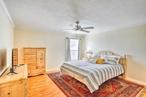 a bedroom with a bed and a ceiling fan at Sebring Condo with Game Room Less Than 13 Mi to Raceway in Sebring