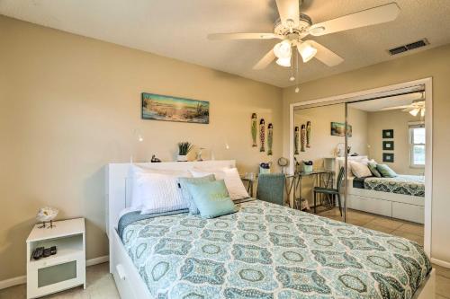 een slaapkamer met een bed en een plafondventilator bij Sea La Vie Sunny Indian Rocks Beach Condo! in Clearwater Beach