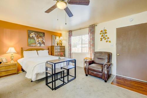1 dormitorio con 1 cama, 1 silla y ventilador en Pine Tree Place - Unit 4, en South Lake Tahoe