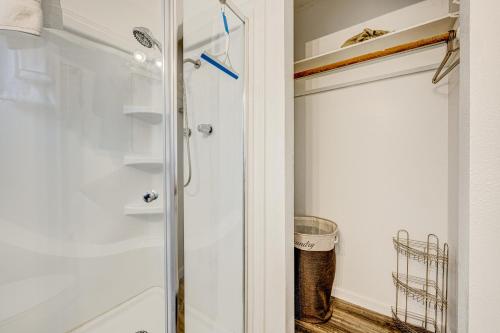 A bathroom at Pine Tree Place - Unit 4