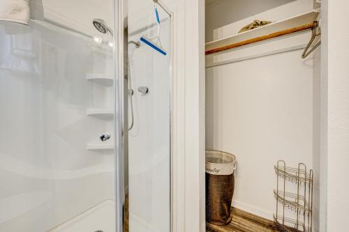 y baño con ducha y puerta de cristal. en Pine Tree Place - Unit 4, en South Lake Tahoe