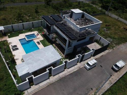 una vista aérea de una casa con piscina en Villa Malilisa, en Baní