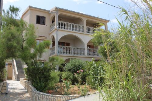 Apartments with parking space Pag - 6535
