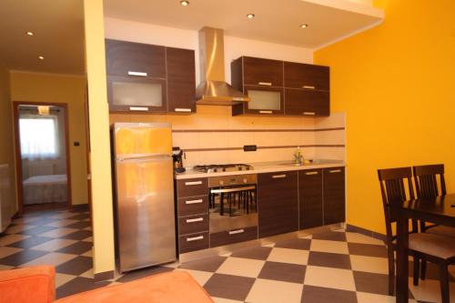 een keuken met een roestvrijstalen koelkast en bruine kasten bij Apartments with a parking space Pula - 7646 in Pula