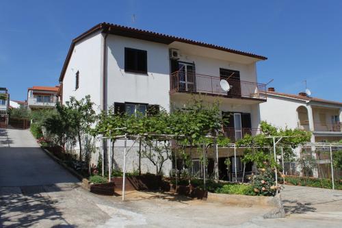 Apartments with parking space Pula - 7647