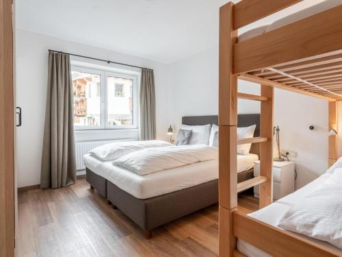 Bunk bed o mga bunk bed sa kuwarto sa Chalet Heimelig XL