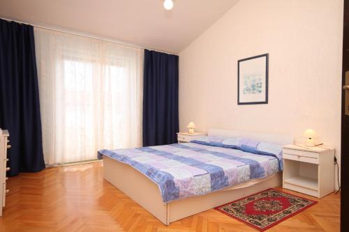 sypialnia z łóżkiem i dużym oknem w obiekcie Apartments with a parking space Medulin - 7619 w Medulinie