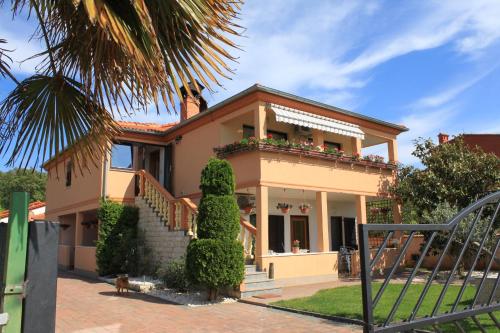 Apartments with parking space Valbandon, Fazana - 2214