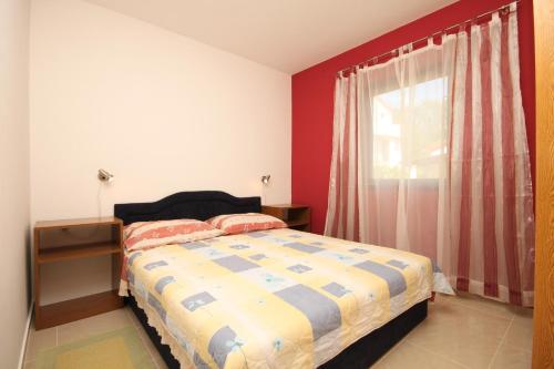 a bedroom with a bed and a window at Apartments with a parking space Valbandon, Fazana - 2214 in Fondole