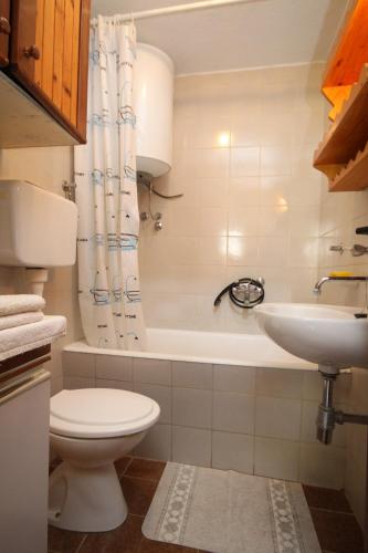 Apartments with parking space Senj - 7475