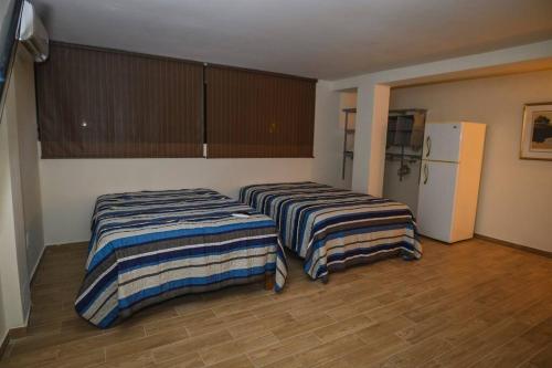 2 camas en una habitación con nevera en habitacion, tipo hotel 4 personas aire acond, independiente, nuevo TV smart 60 pulgadas D9, en Ciudad Valles