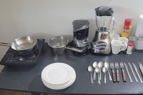 a counter top with plates and utensils and a blender at habitacion, tipo hotel 4 personas aire acond, independiente, nuevo TV smart 60 pulgadas D9 in Ciudad Valles