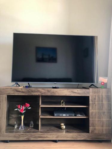 Gambar di galeri bagi Apto para CASAL com bela VISTA, cama KING, COZINHA COMPLETA, VARANDA, PISCINA, SAUNA, PORTARIA 24h e GARAGEM di Guaratinguetá