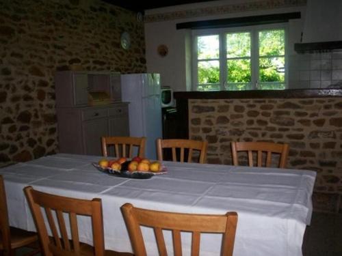 Η κουζίνα ή μικρή κουζίνα στο Gîte charmant avec cheminée, jardin privé et 3 chambres dans un ancien corps de ferme - FR-1-410-128