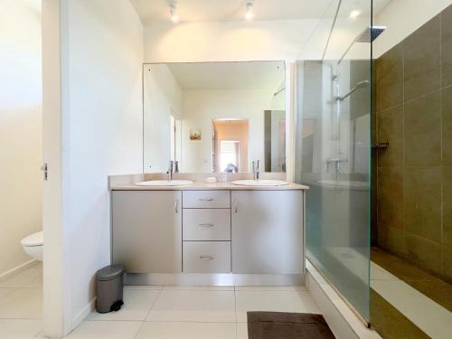 a bathroom with two sinks and a shower at Peter's Beach House in Poste Lafayette