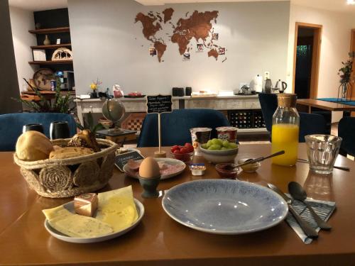 una mesa con platos de comida encima en Kerkermeister Pension, en Auerbach